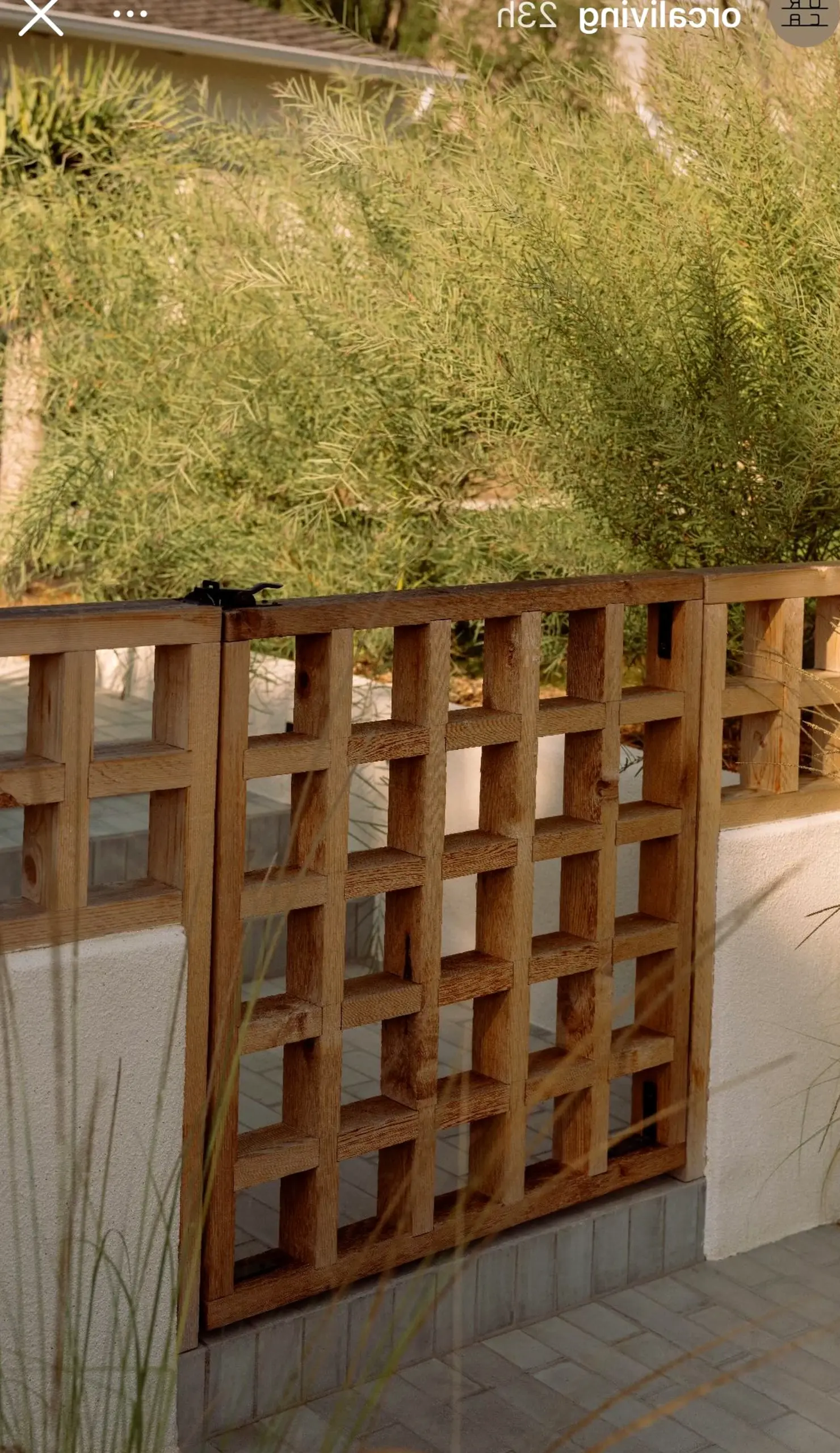 Airy dining setup adds a clear layer of focus, helping the design feel ready for quiet use.