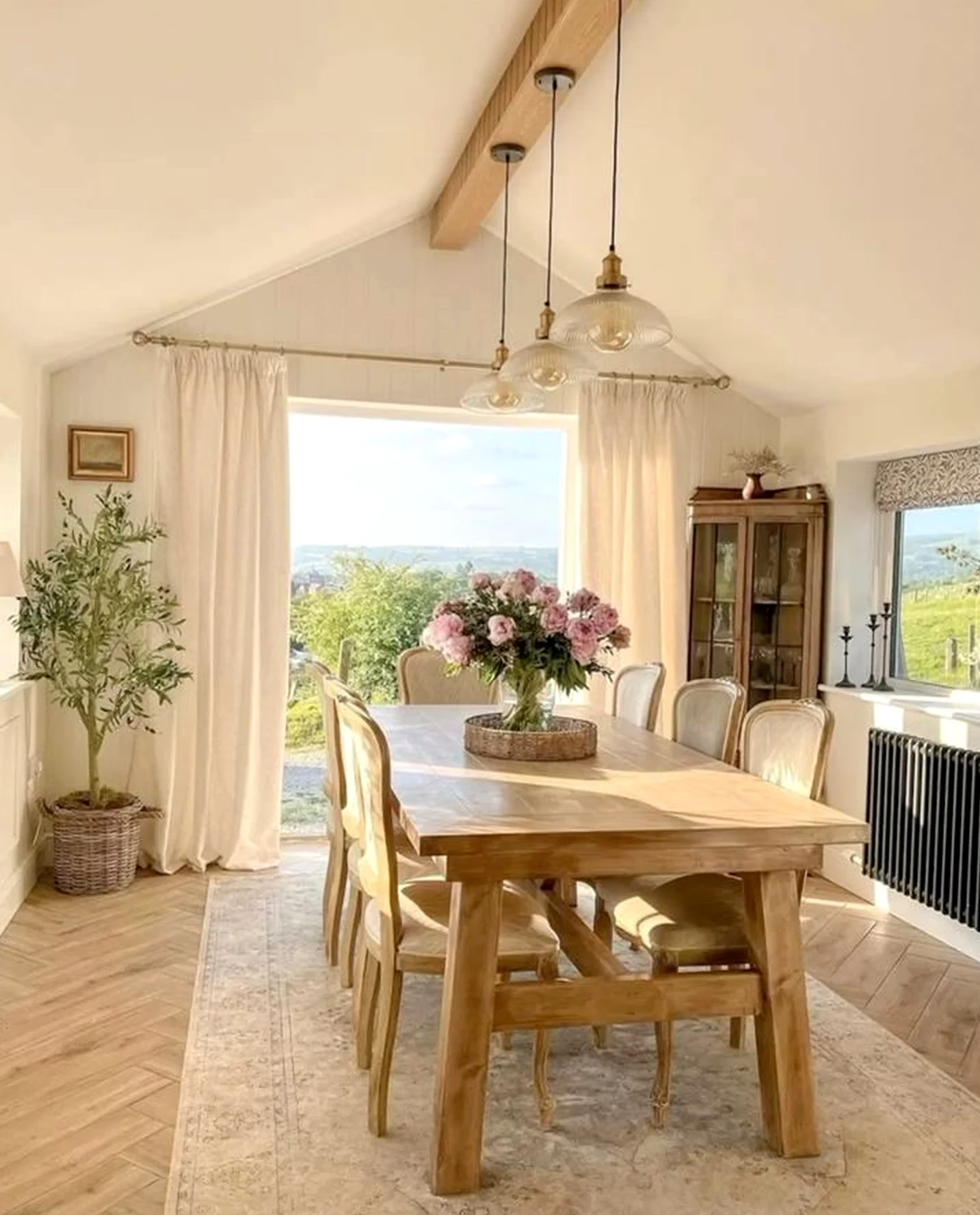 Compact kitchen nook draws attention to clarity while the design stays settled and welcoming.