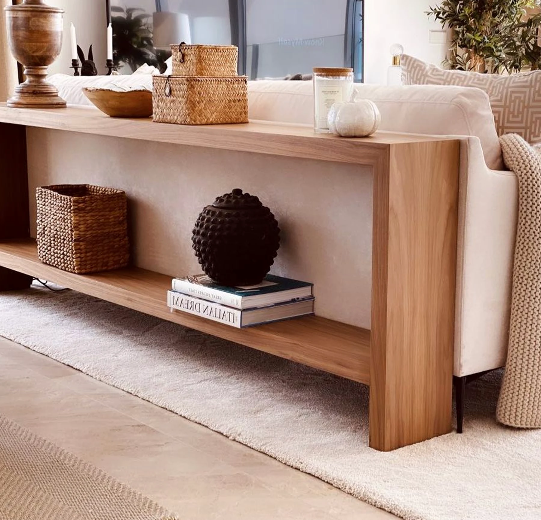 Elegant terrace table draws attention to order while the room stays warm without clutter.