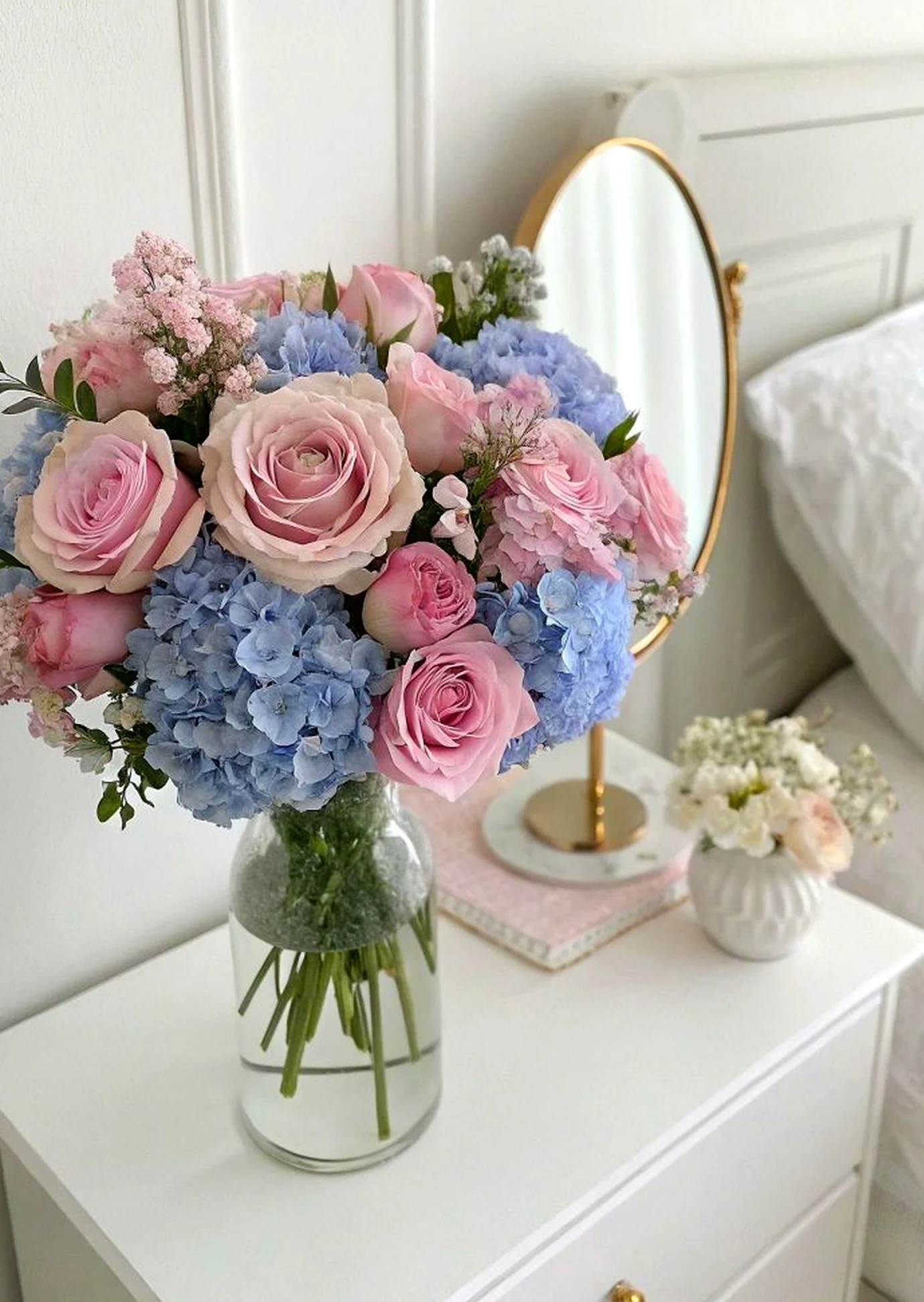 Layered flower arrangement gives the backdrop more clarity, so the whole view feels personal and relaxed.