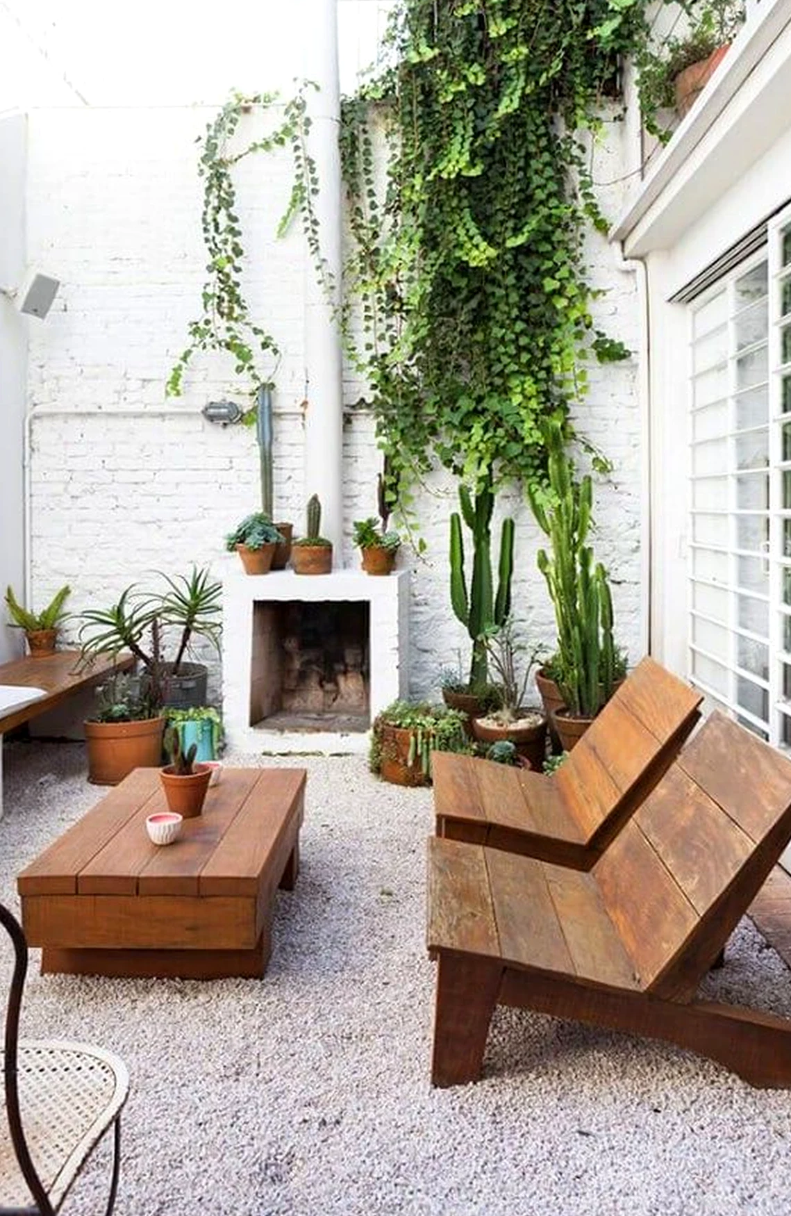 Bright colorful passage brings a useful note of character, making the table feel easy to enjoy.
