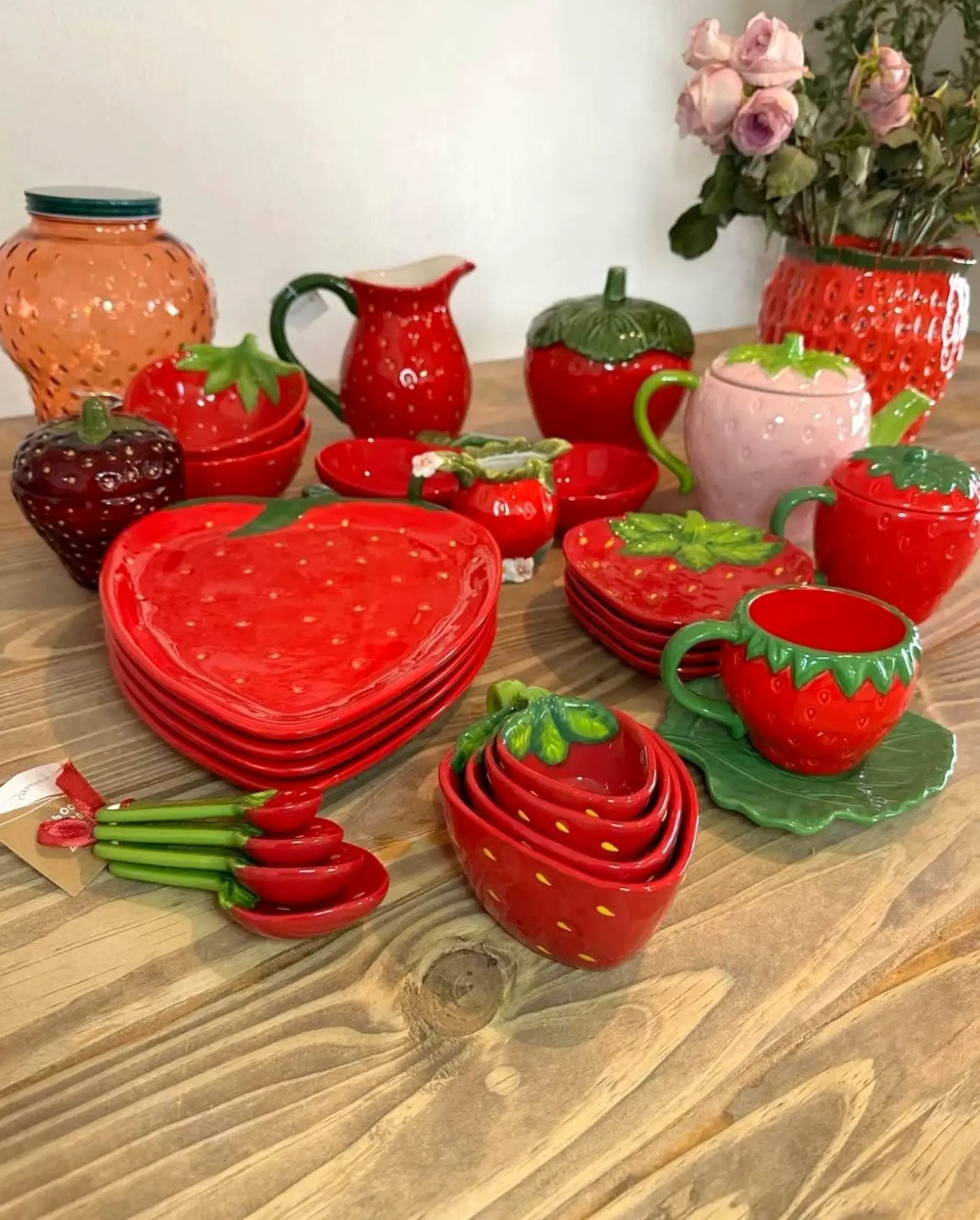 Polished vase display gives the design more depth, so the whole view feels pleasantly composed.