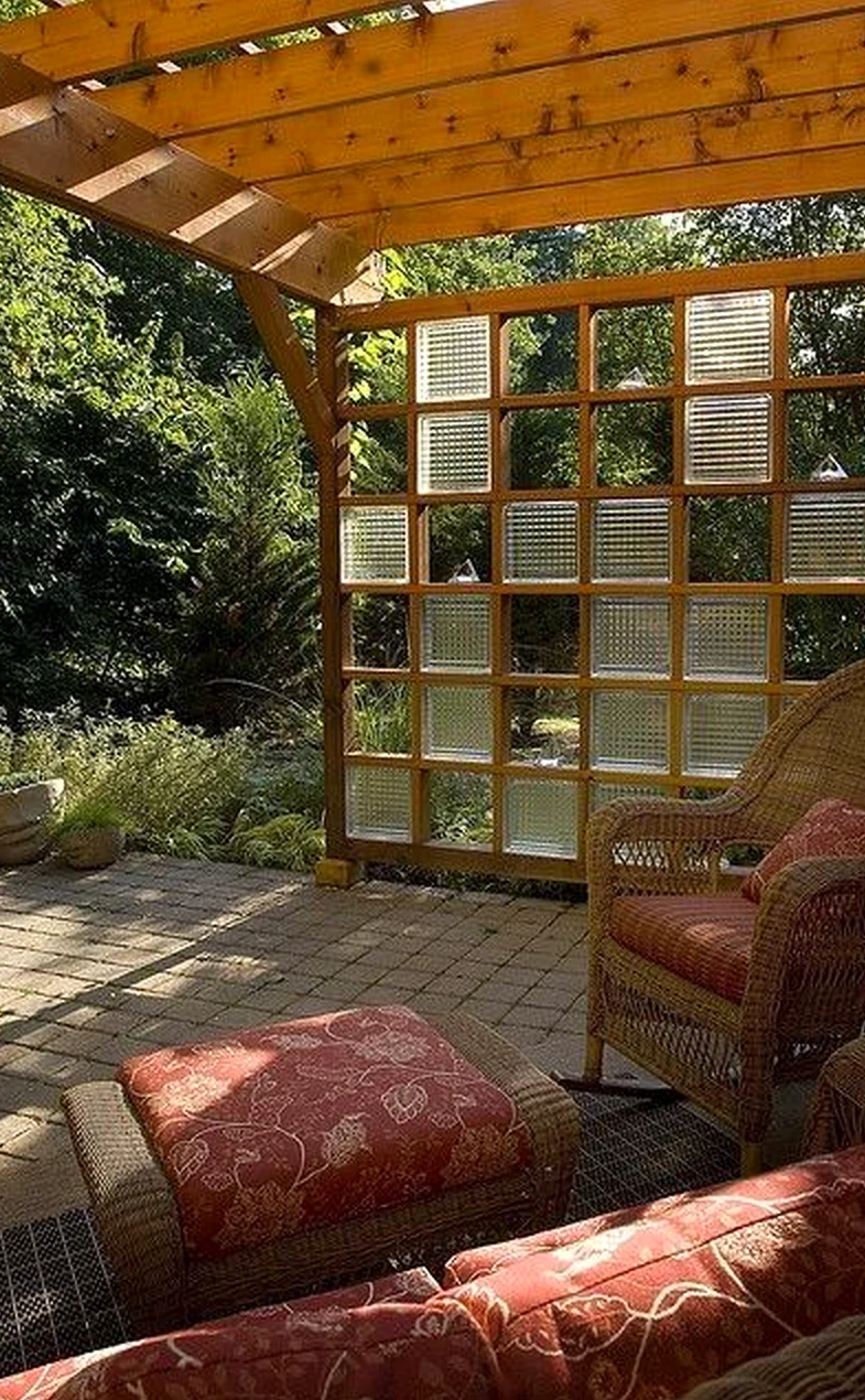 Open kitchen nook supports the corner through balance, leaving the space feeling clear and inviting.