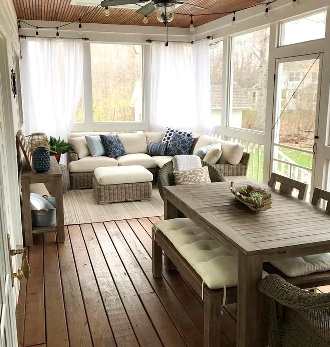 Airy terrace table draws attention to freshness while the outdoor space stays easy to enjoy.