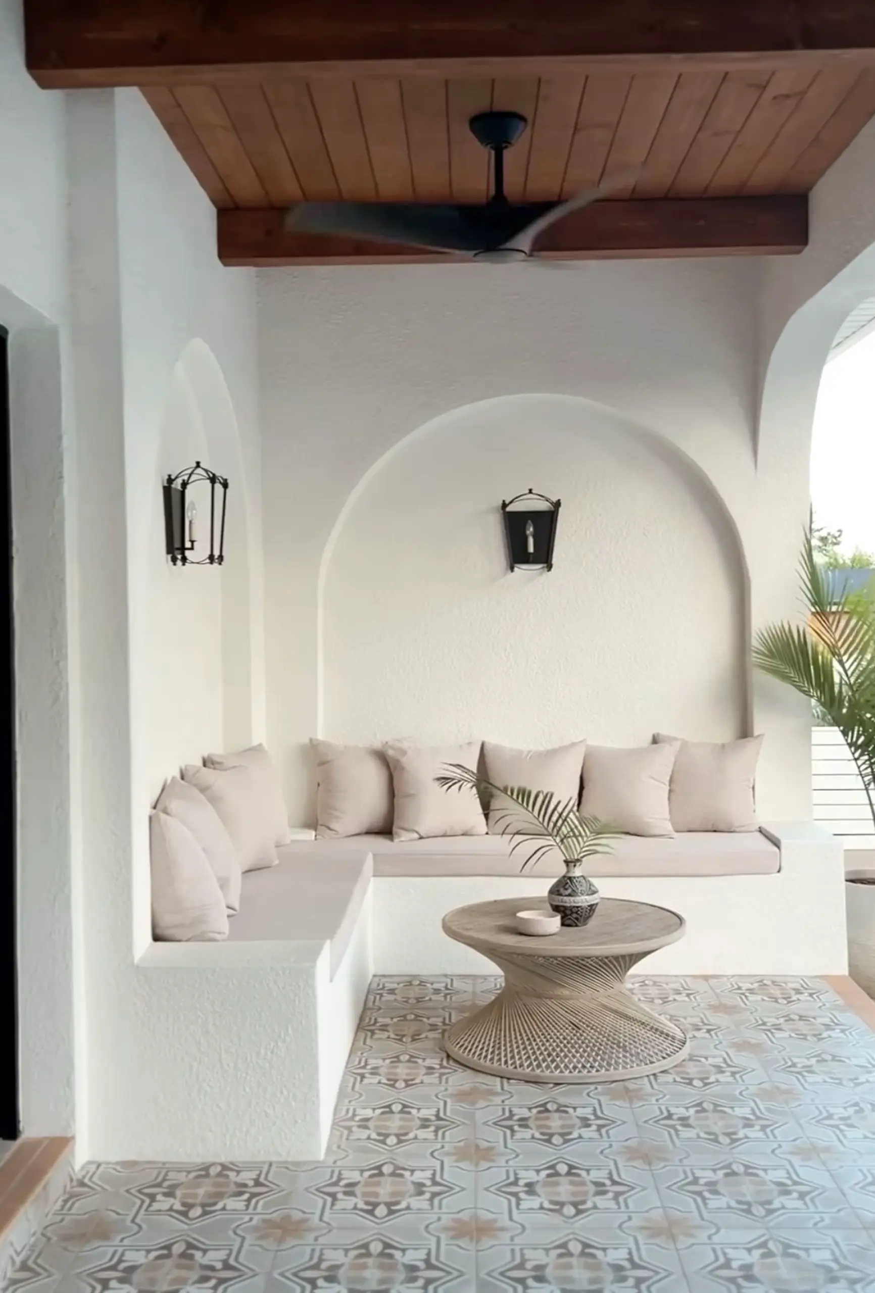 Relaxed entry console draws attention to light while the view stays ready for quiet use.
