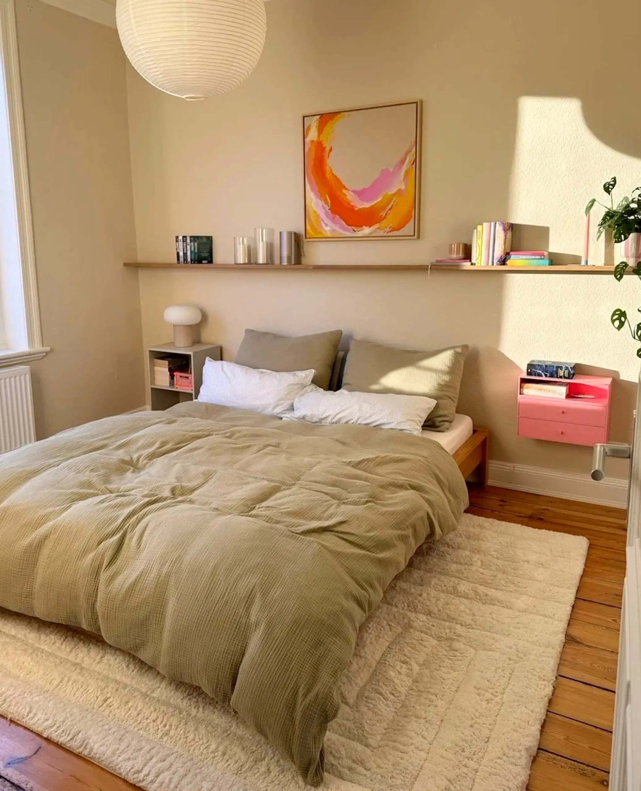 Compact decorative mirror introduces softness into the entry, keeping the atmosphere bright but not busy.