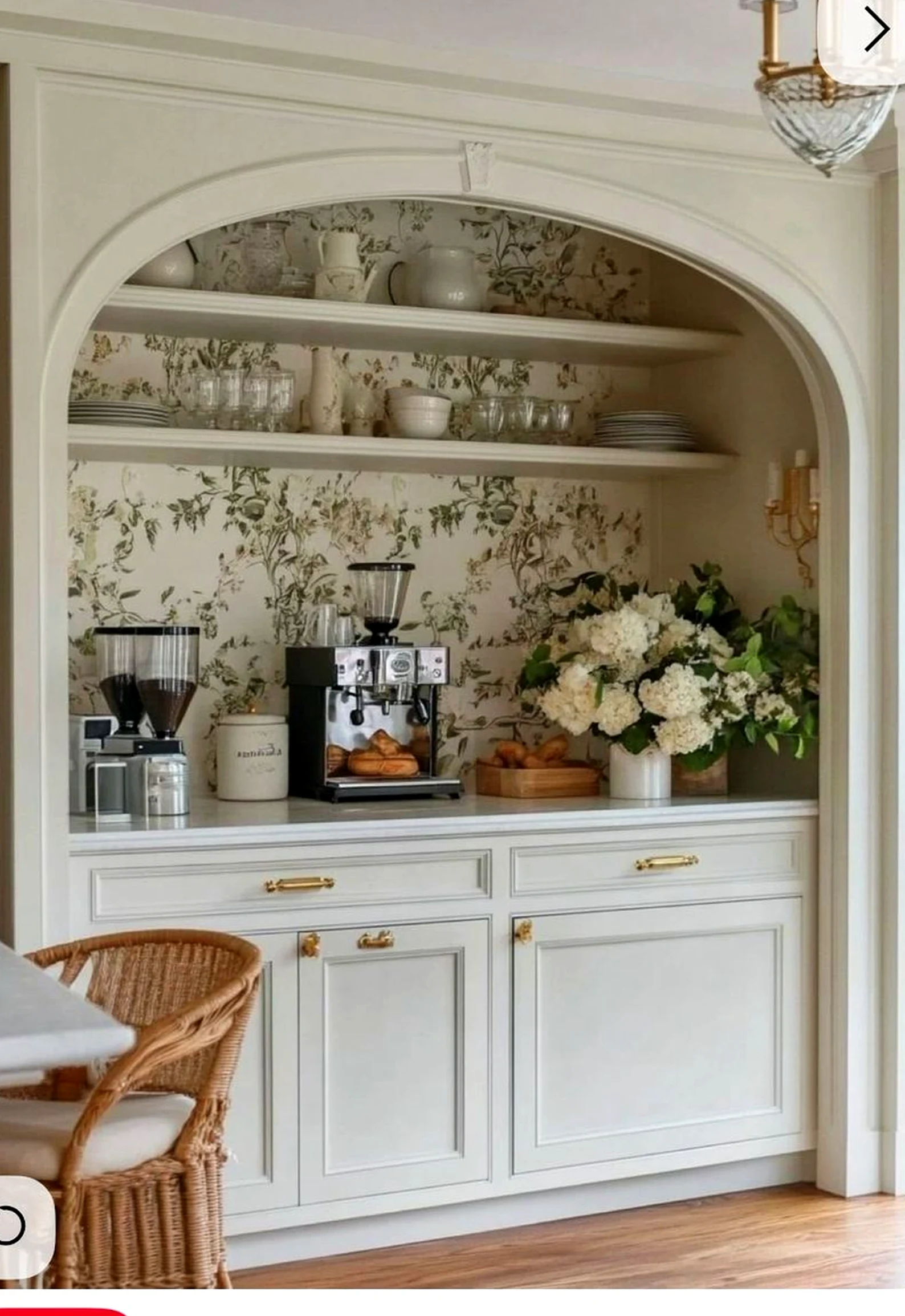 Elegant dining setup draws attention to ease while the wall stays easy to enjoy.