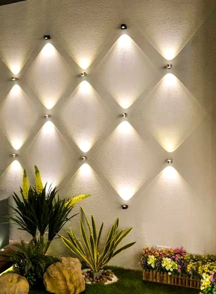 Sculptural floor pattern adds focus across the table, giving the decor a finish that feels soft at the edges.