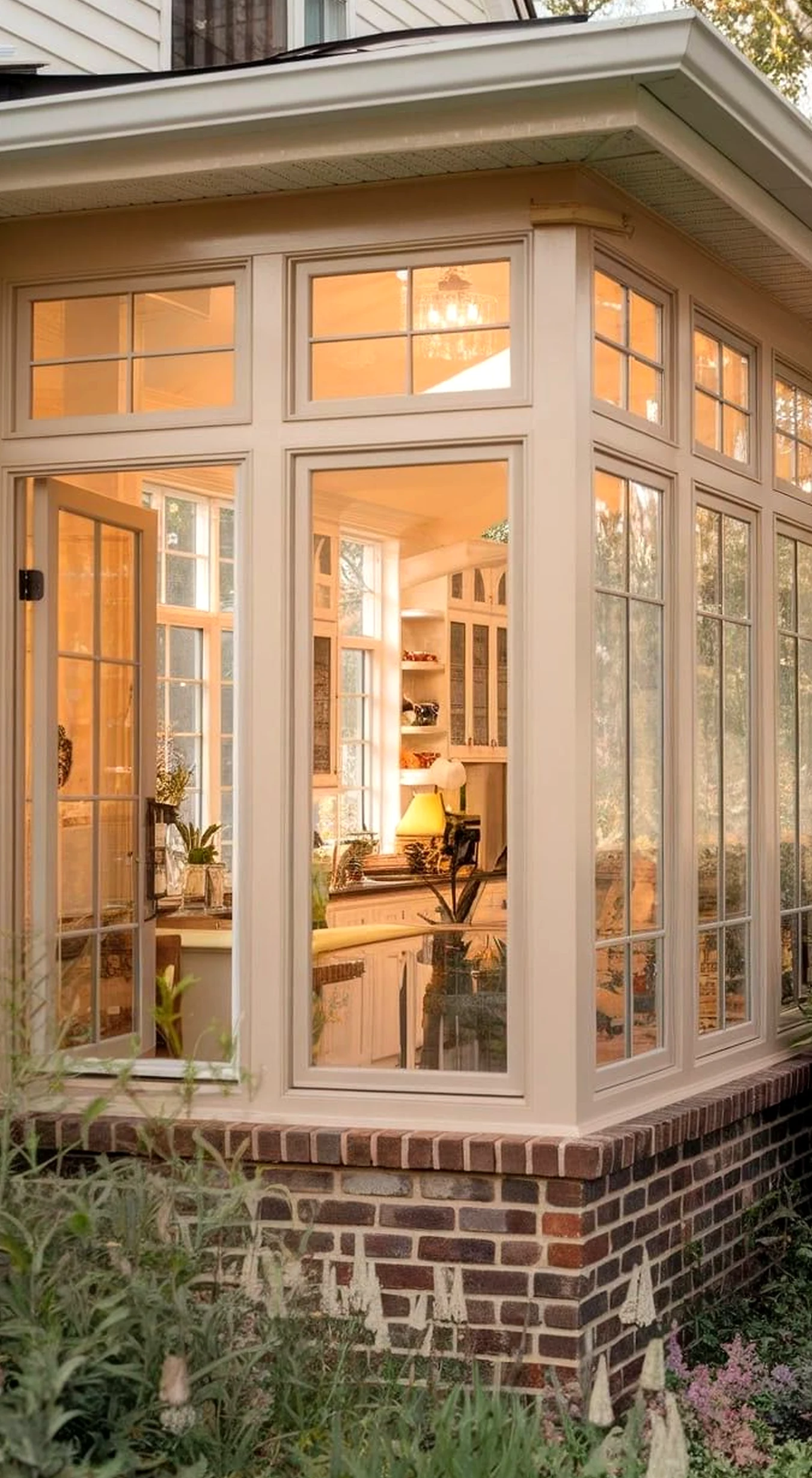Crisp window seat gives the table more clarity, so the whole view feels bright but not busy.