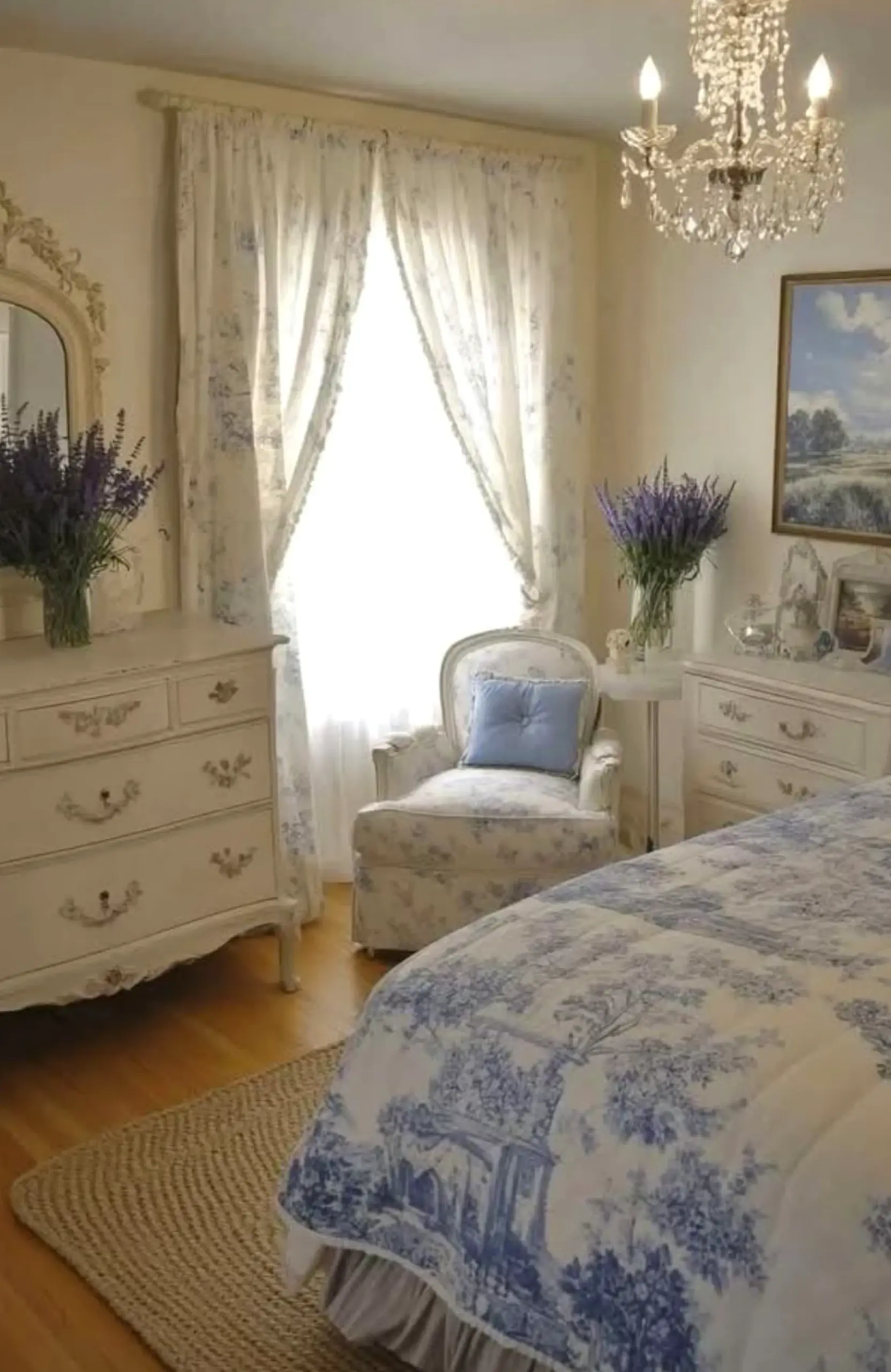Luminous linen bedding introduces comfort into the view, keeping the atmosphere warm without clutter.