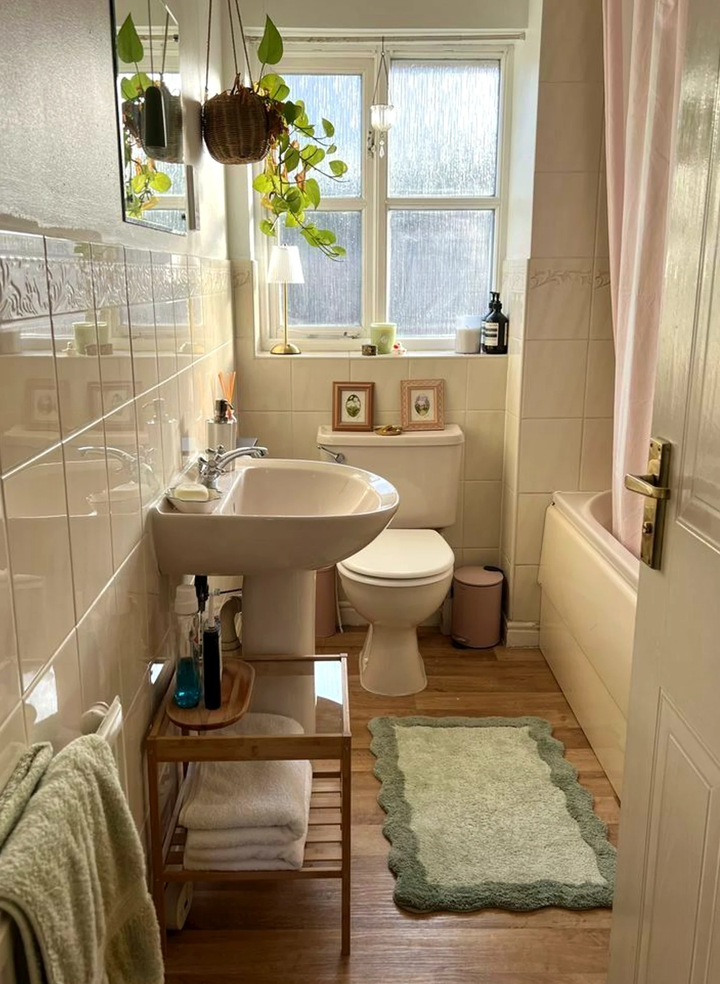 Compact decorative mirror gives the view more comfort, so the whole view feels simple yet expressive.