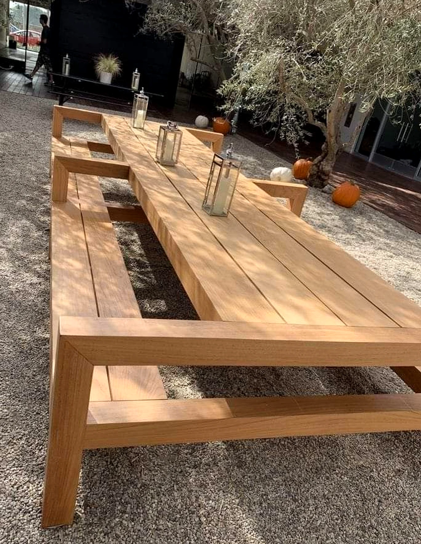 Soft garden seating adds focus across the garden edge, giving the decor a finish that feels personal and relaxed.
