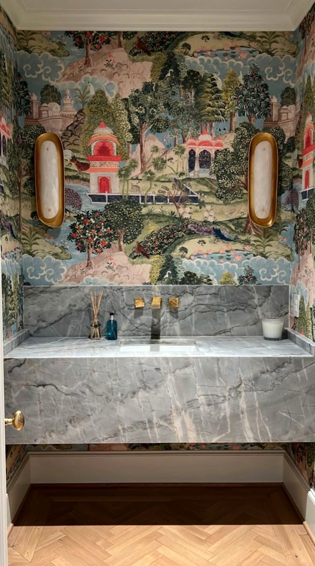 Sculptural shower wall adds ease across the setting, giving the decor a finish that feels bright but not busy.