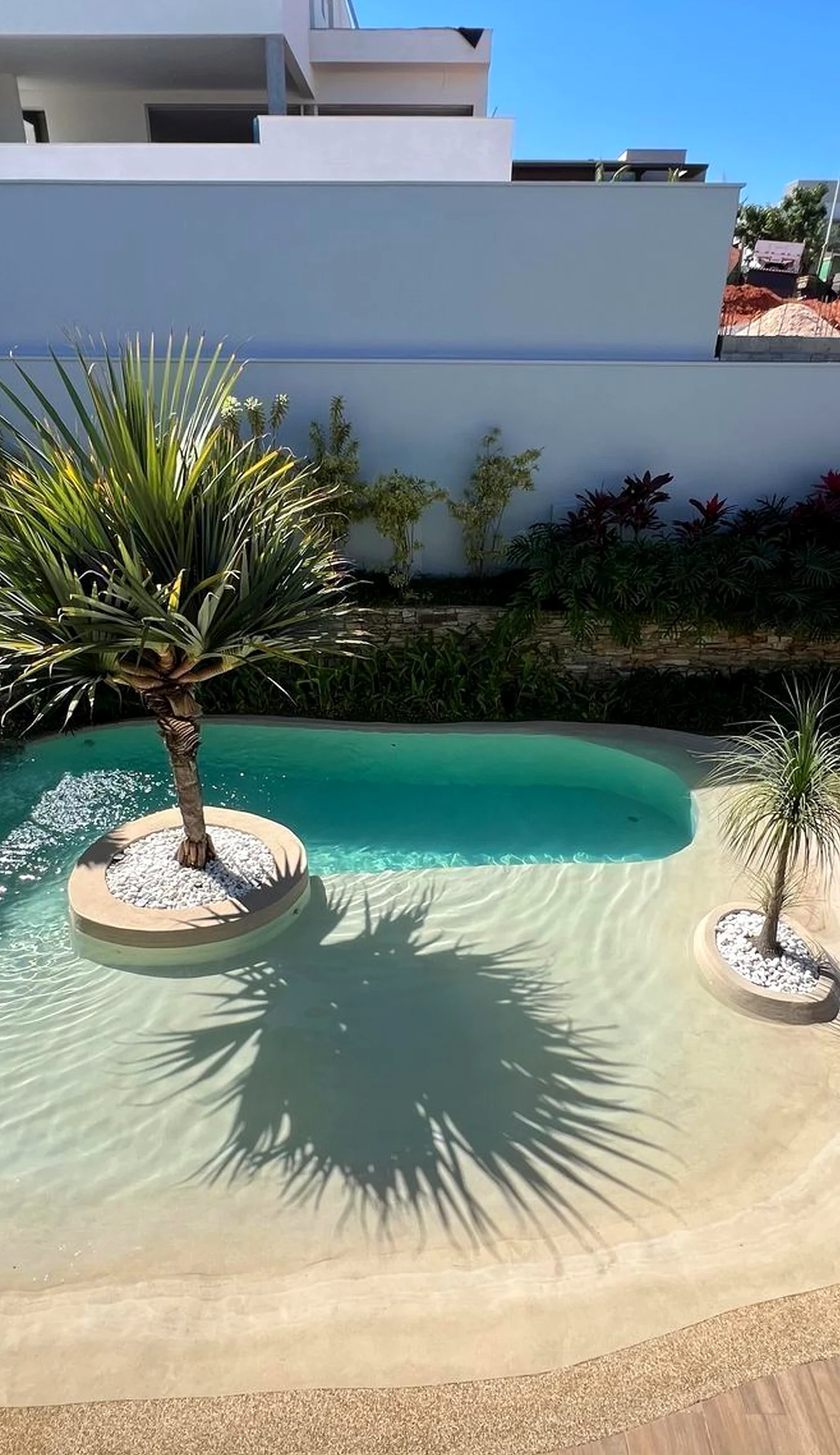 Polished garden border adds warmth across the wall, giving the decor a finish that feels simple yet expressive.