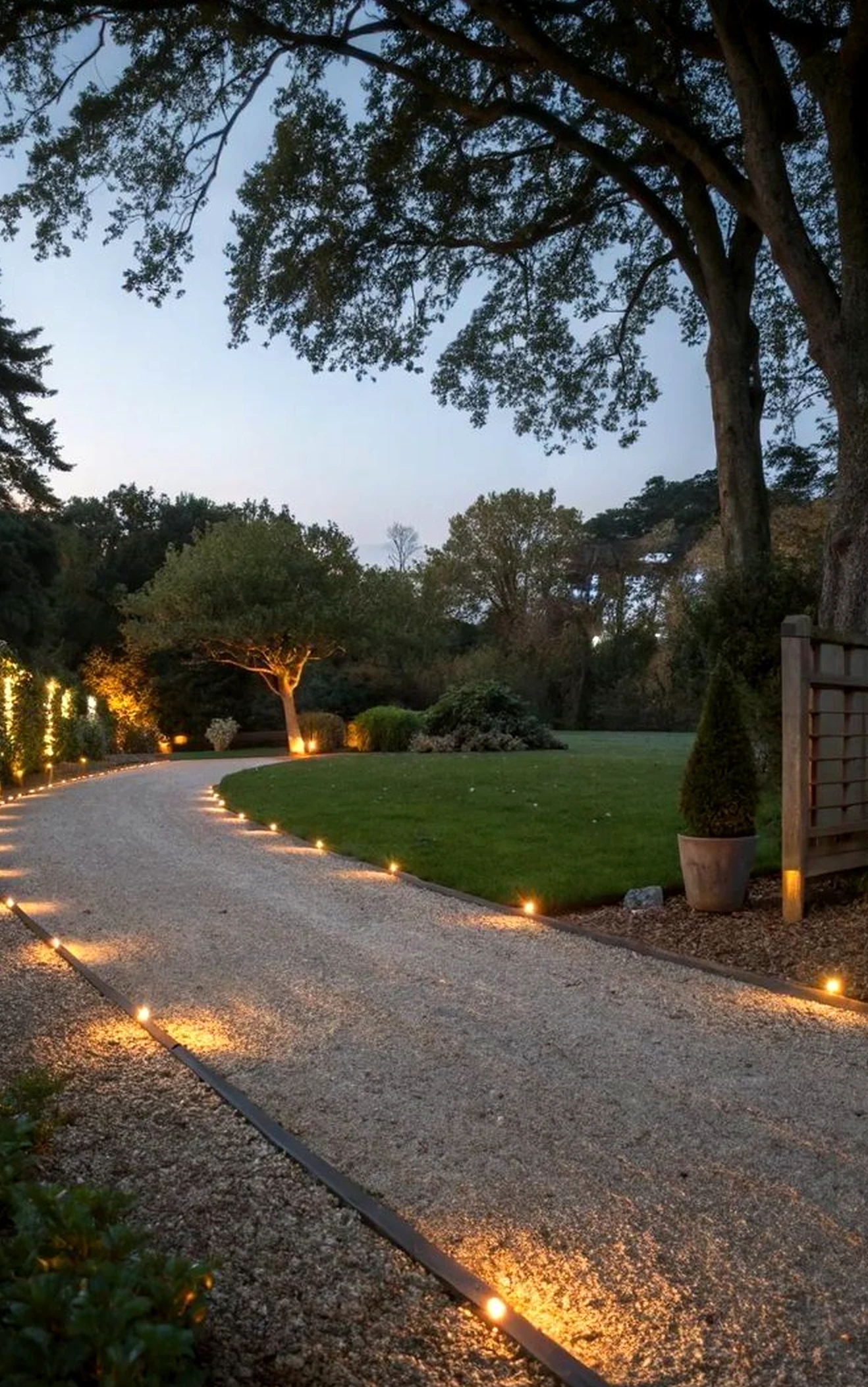 Refined stone path gives the garden edge more ease, so the whole view feels simple yet expressive.