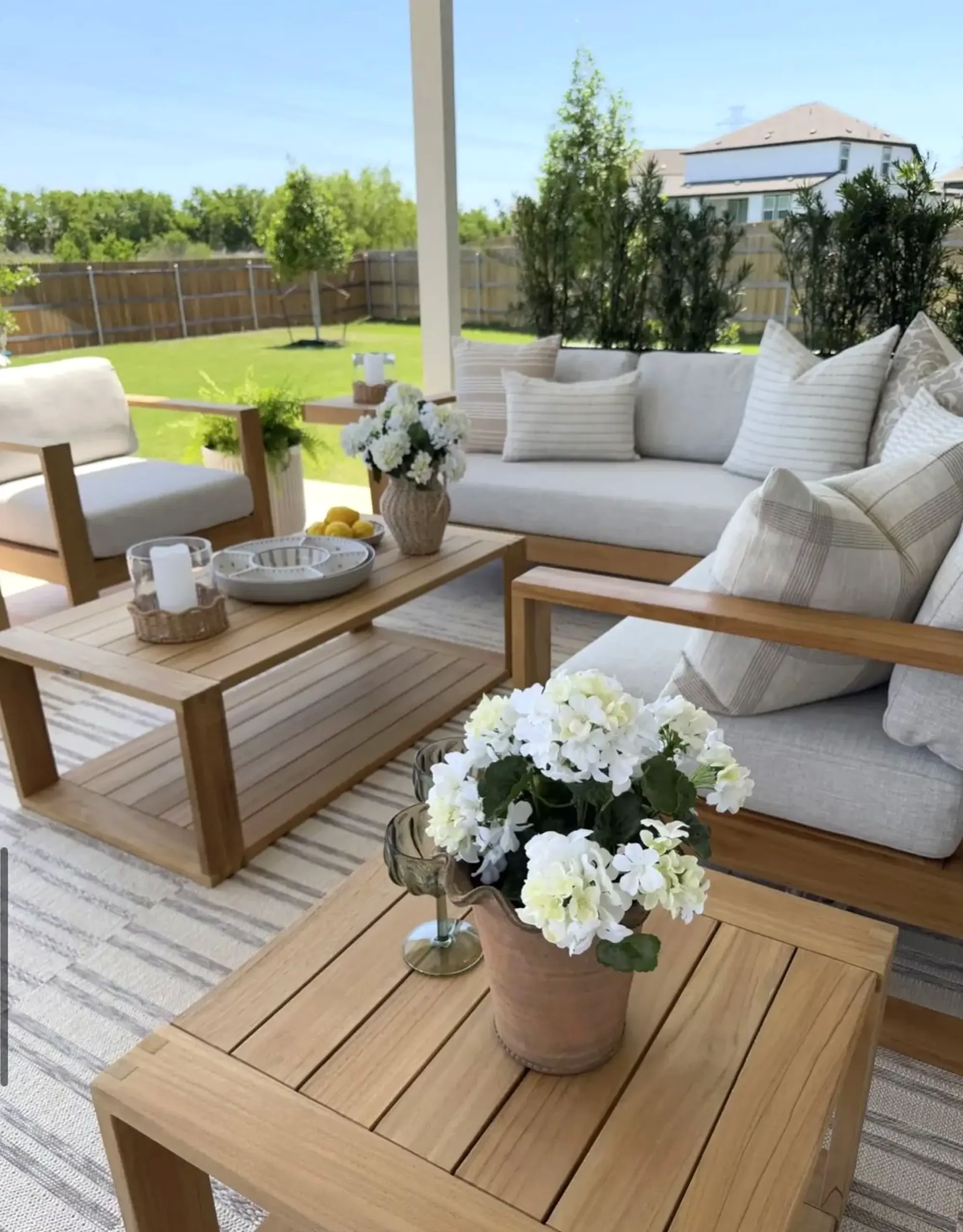 Crisp greenhouse corner gives the setting more comfort, so the whole view feels personal and relaxed.