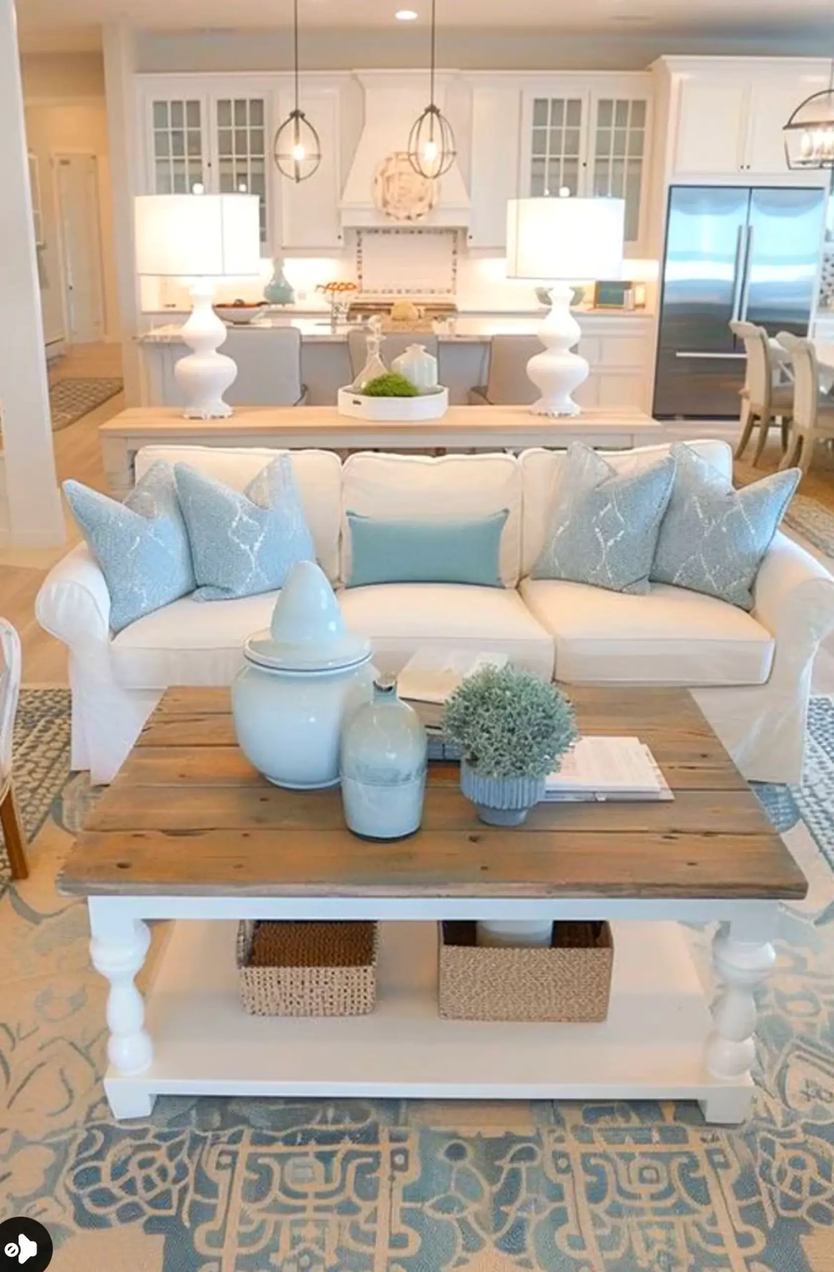 Polished vase display adds clarity across the table, giving the decor a finish that feels comfortable in daily use.