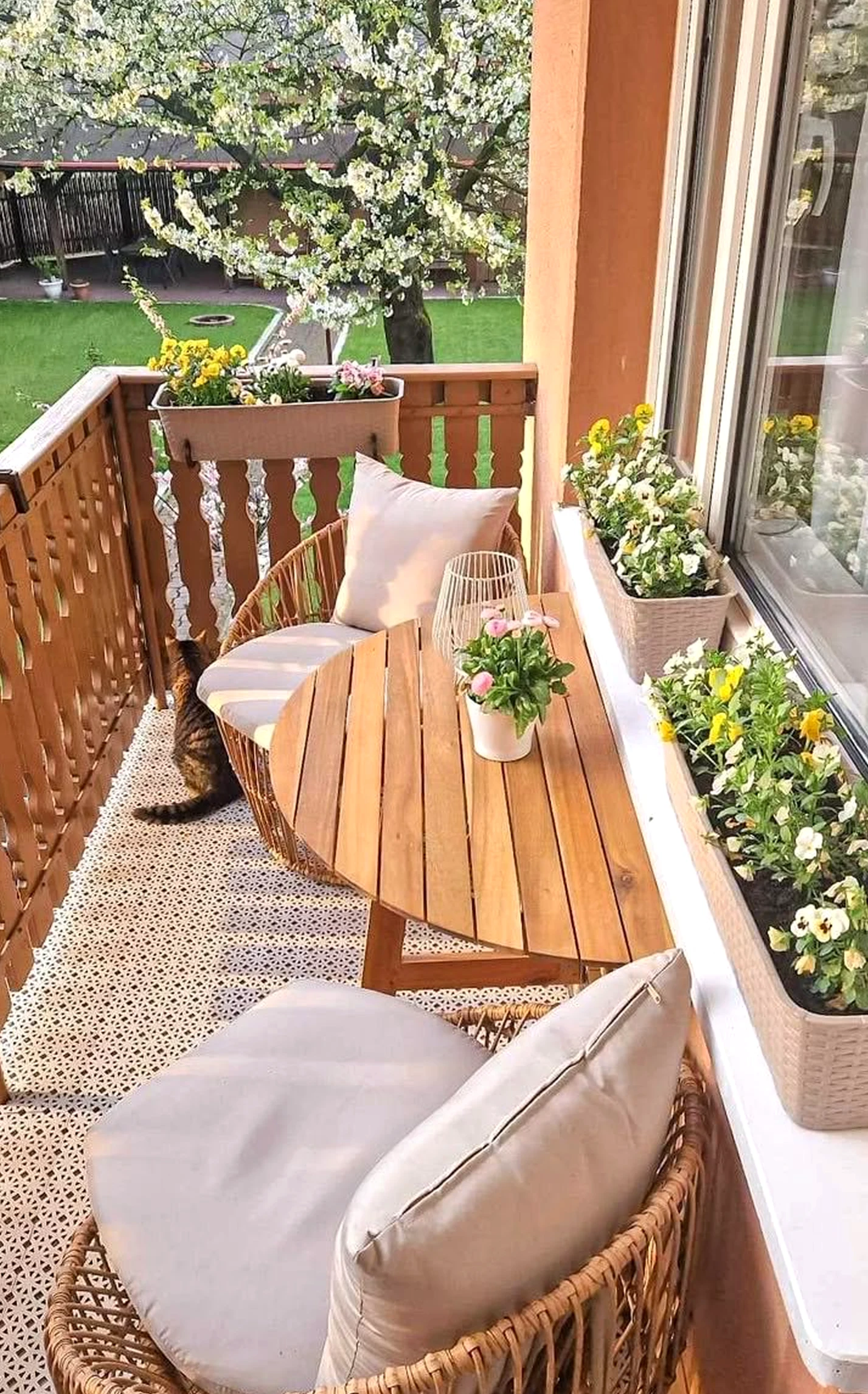 Layered flower arrangement gives the entry more light, so the whole view feels settled and welcoming.
